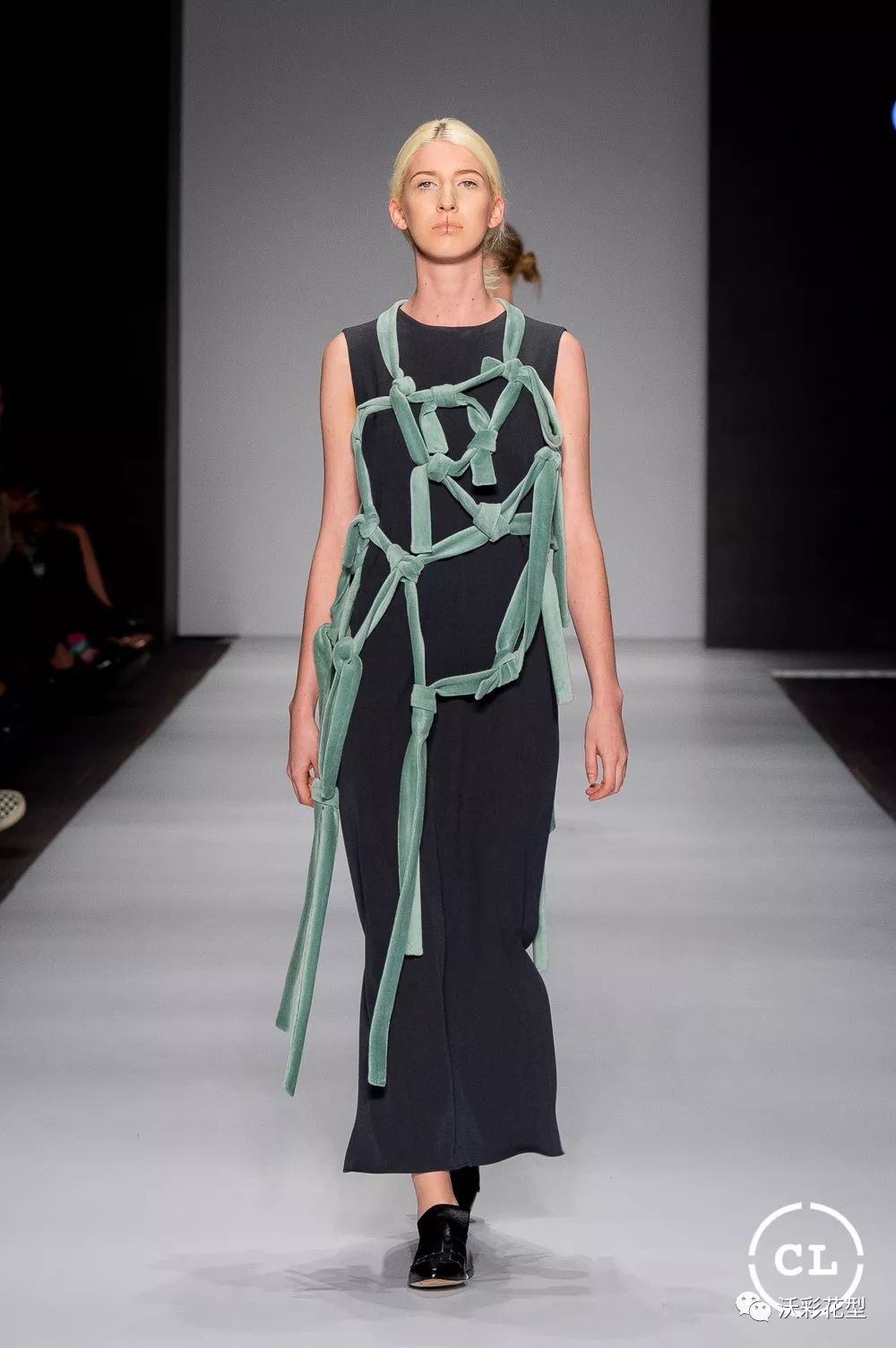 伊丽莎·施莱辛格：去掉面纱